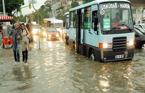 İstanbul'da caddeler göle döndü!