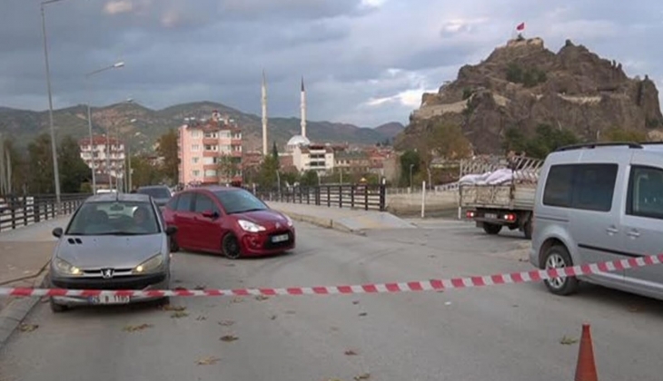 Çorum da bir vatandaş arazisinden geçen yolu Dur, özel mülkiyet afişi ile ulaşıma kapattı!