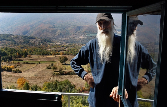 Miroslav Pavlovic kayalığa inşa ettiği evde doğayla iç içe yaşıyor!