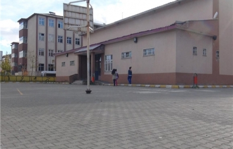 Tatvan'da 16 okulun bahçesine parke taşı döşendi!