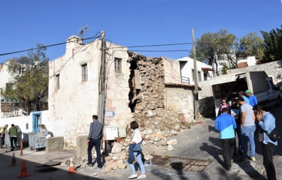 Muğla'da bir bölümü çöken tescilli yapı yıkıldı!