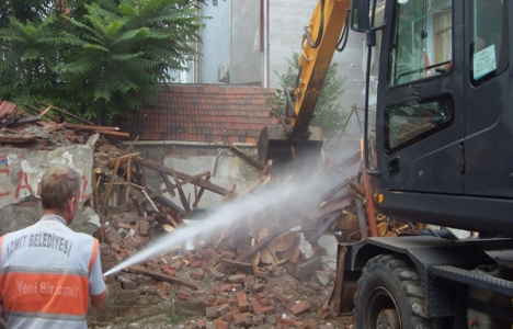 İzmit'te eski yapıların yıkımları devam ediyor!
