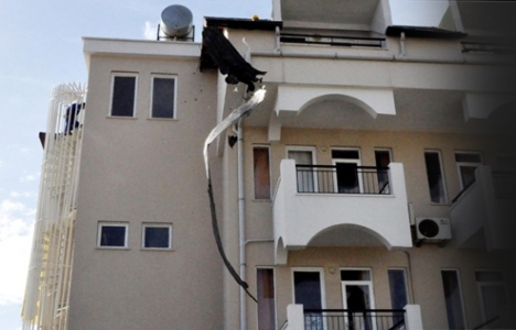 Kemer'de bir otelin kaçak olan çatı kısmı yıkıldı!