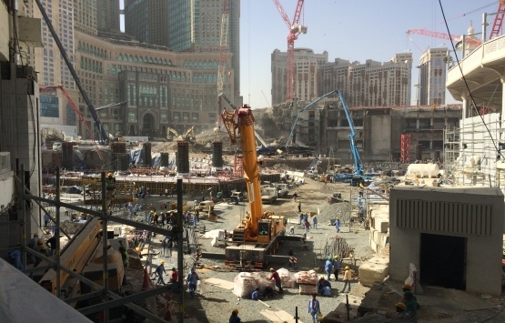 Mekke'de ücretlerini alamayan inşaat işçilerinin grevi sürüyor!