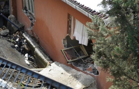 Sarıyer de yol çöktü, 2 bina tahliye edildi!