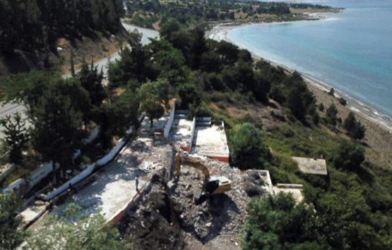Salda Gölü kıyısındaki bir kaçak yapı daha yıkılıyor!