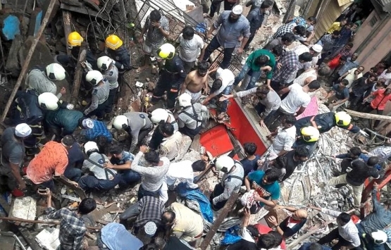 Hindistan'da 5 katlı bina çöktü: 1 ölü!