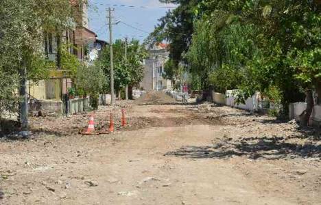Dikili Sanayi Sitesi Bölgesi'nde yol iyileştirme çalışmaları devam ediyor!