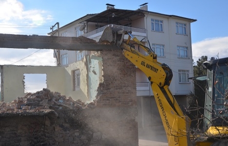 Amasya Suluova'daki metruk bina yıkıldı!