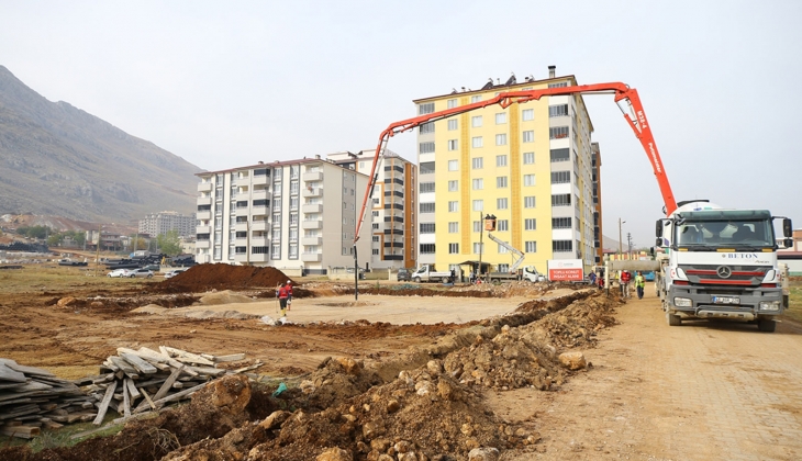 Elbistan da dar gelirli depremzedeler için inşa edilen konutların ilk harcı döküldü!