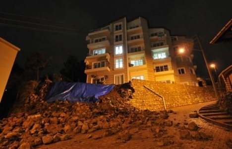 Karamürsel'de istinat duvarı çöktü!