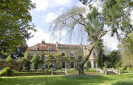 George Clooney nin İngilitere deki evinin tadilatı bitmiyor!