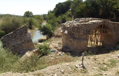 Muğla Yatağan'daki tarihi köprü restorasyon kurbanı oldu!