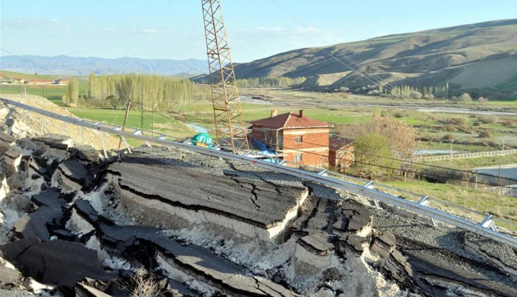 Isparta da heyelan nedeniyle 64 daire boşaltıldı! 