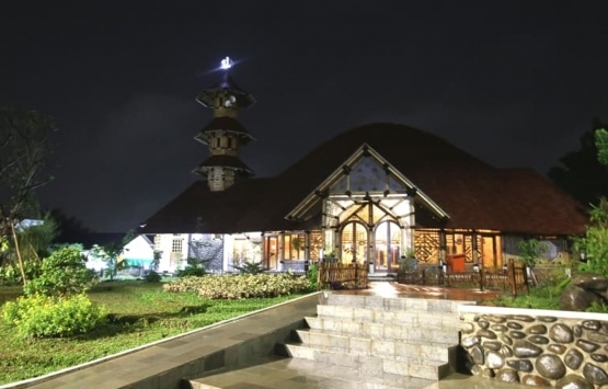 Endonezya daki Saka Buana Camisi nin yüzde 60 ı bambudan yapıldı!