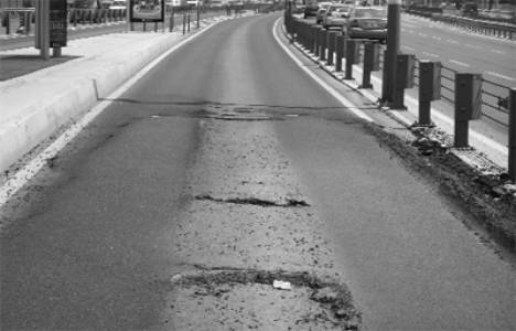 Beylikdüzü'nde bina inşaatı yolu çökertti!