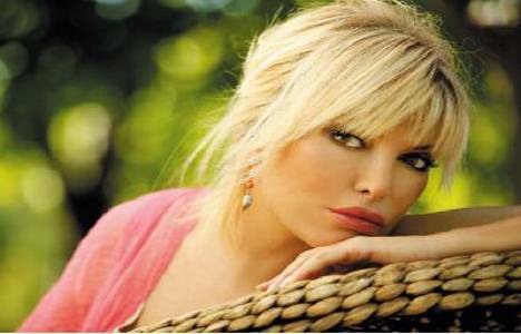 Ajda Pekkan Çeşmede arazi arıyor!