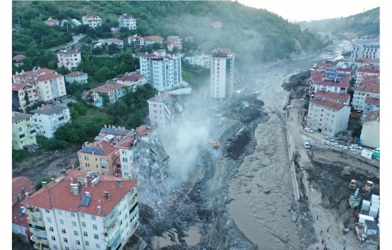 Kastamonu Bozkurt ta sel nedeniyle hasar alan 6 katlı bina yıkıldı!
