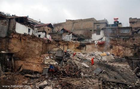 Diyarbakır'da 2 ev göçük altında kaldı! 