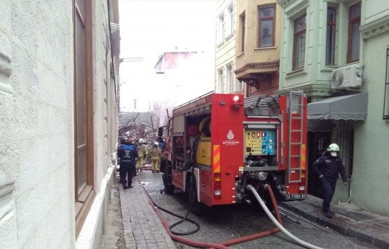 Fatih te yangında 4 katlı metruk bina yıkıldı!