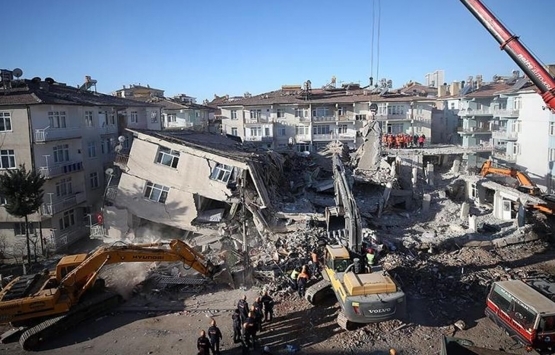 Elazığ Sivrice de ağır hasarlı evlerde yaşayanlar var!