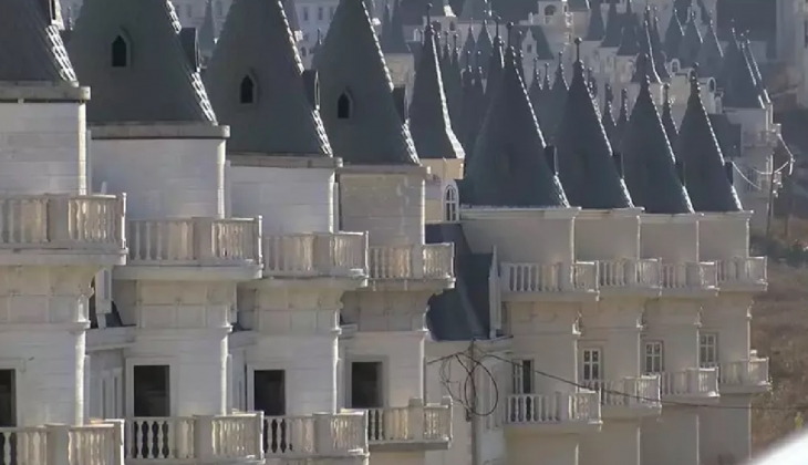 Peri Masalı diye tanıtılmıştı! Bolu daki şato evler için toplanan paraların akıbeti belli oldu!