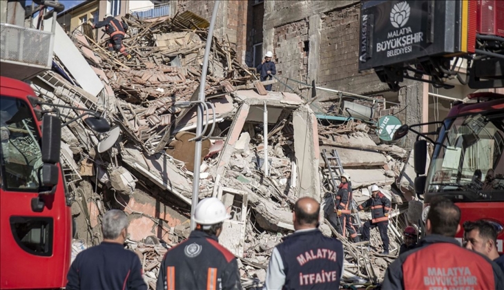 Malatya'da depremler sonucu ağır hasar gören bina çöktü!