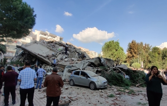 İzmir Seferihisar da meydana gelen depremde binalar yıkıldı!
