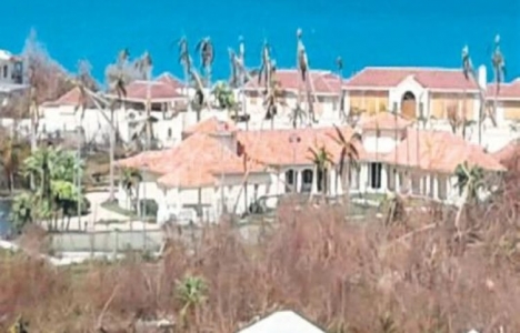 Donald Trump ın evi kasırgayı atlattı!