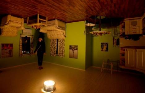 Moskova'da sergilenen ters eve gelenler bir anlık algılama sorunuyla karşılaşıyor!