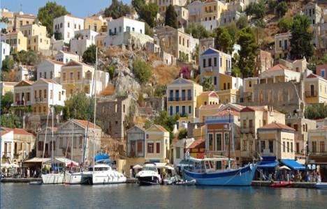 Datça'ya gelen ilk turist kafilesine çiçeklerle karşılama yapıldı!