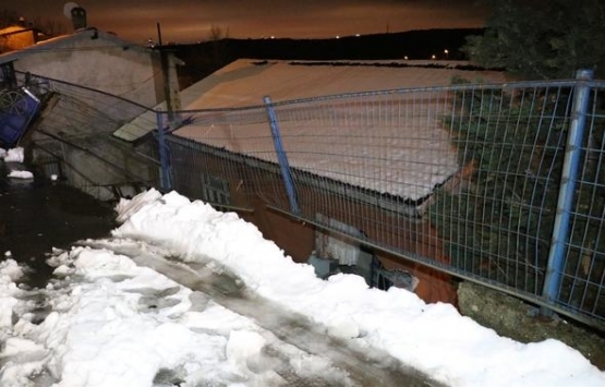 Sarıyer de yol çöktü, 2 bina tahliye edildi!
