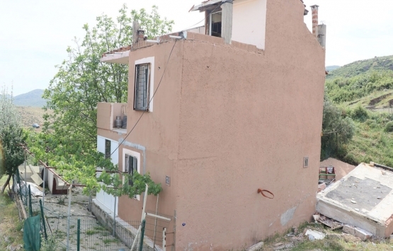 İzmir Çiğli de zemininde çatlaklar görülen bölgede 5 ev boşaltıldı!