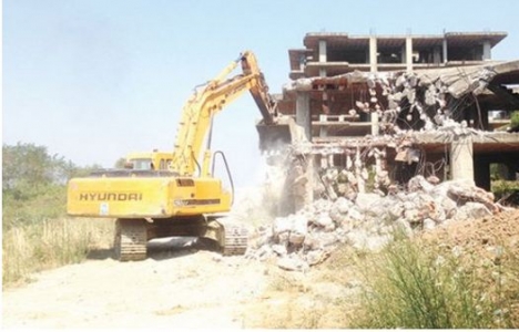 Gölcük'te depremden hasar görmüş yapılar yıkılıyor!