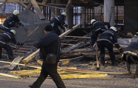 Akdeniz Üniversitesi yerleşkesinde inşaat iskelesi çöktü!