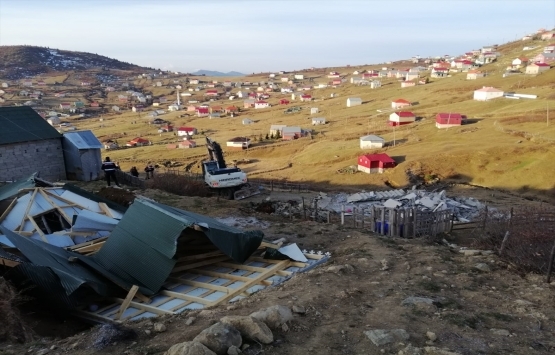 Trabzon Sisdağı Yaylası ndaki 10 kaçak yapı yıkıldı!