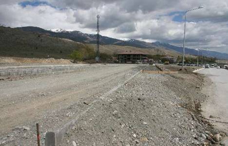 Mengücek Gazi Eğitim ve Araştırma Hastanesi çevresinde yol çalışması yapılıyor!
