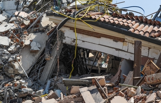 Ümraniye'de 14 katlı binanın istinat duvarı çöktü!