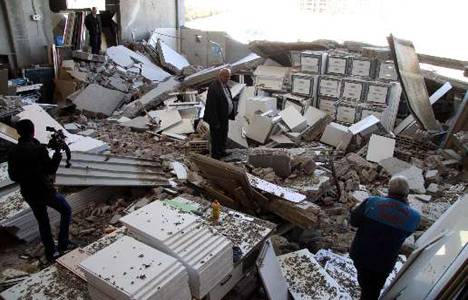 Gaziantep'te şiddetli rüzgar mobilya fabrikasını yerle bir etti!