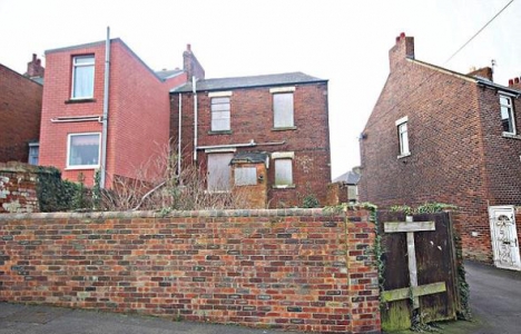 Bu ev 4,5 liraya satışa çıktı!