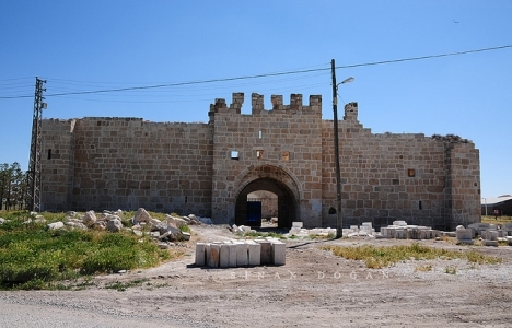 Konya Karatay'daki Tarihi Obruk Hanı yeşillendiriliyor!