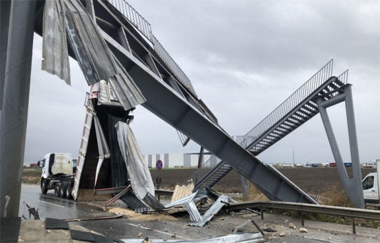 Lüleburgaz'da üst geçit yıkıldı! Edirne-İstanbul yolu trafiğe kapandı!