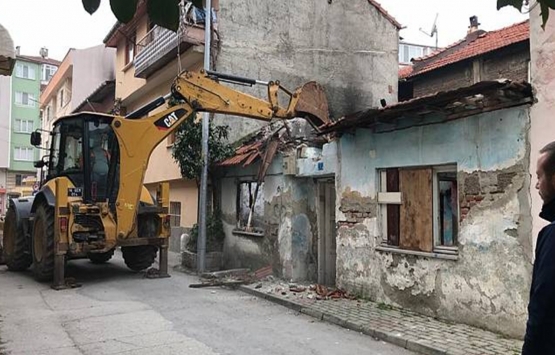 Gemlik'te metruk 3 bina yıkıldı!