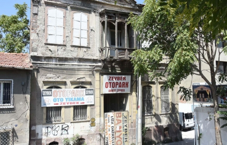 İzmir Hatuniye'deki tarihi konağa zarar mı verildi?