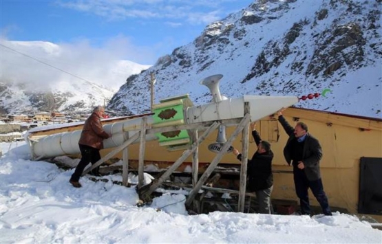 Rize de yıkılma tehlikesi bulunan minareyi yan yatırdılar!