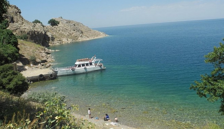 Van Gölü nün kıyısı binalar ve yazlık villaların işgali altında! Tuşba da sadece 552 imara aykırı yapı var!