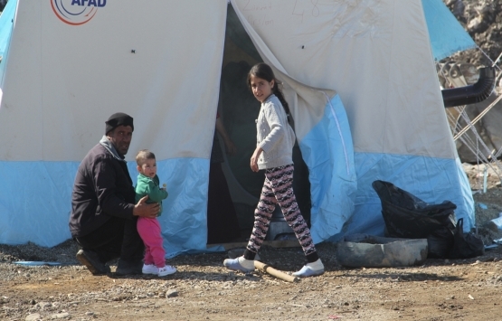 Van da depremde yıkılan binaların enkazı kaldırılıyor!