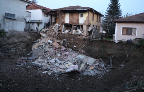 Sakarya'da metruk binanın yarısı çöktü!