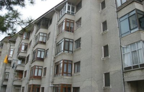 Karşıyaka'daki Ferah Apartmanı'nda yıkıma karşı nöbet tutuyorlar!