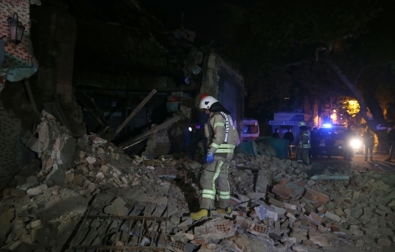 Beyoğlu’nda terk edilmiş bina çöktü!